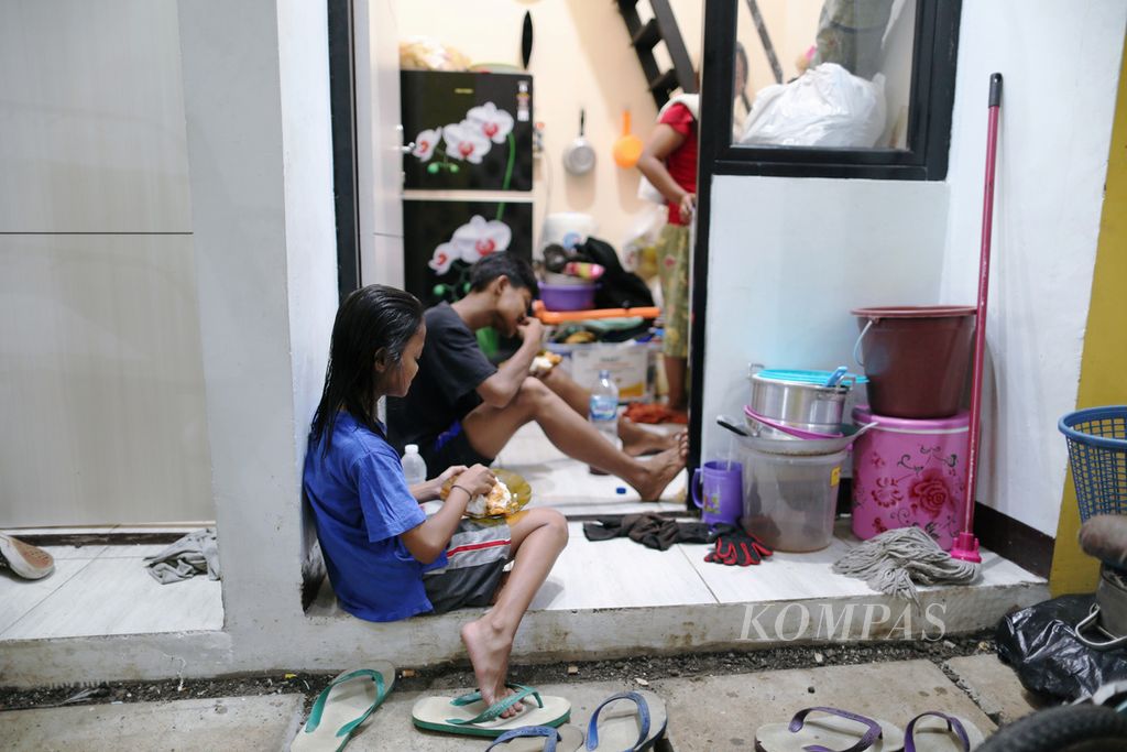 Anak-anak makan malam di Kampung Gembira Gembrong, Cipinang Besar Utara, Jatinegara, Jakarta Timur, Senin (10/10/2022). 