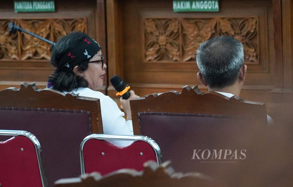 Orangtua Brigadir Nofriansyah Yosua Hutabarat, Samuel Hutabarat (kanan) dan Rosti SImanjuntak (kiri), memberikan kesaksian ketika digelar sidang dengan terdakwa Putri Candrawathi dan Ferdy Sambo di Pengadilan Negeri Kelas IA Jakarta Selatan, Jakarta, Selasa (1/10/2022). 