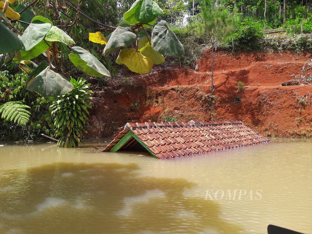 Sebuah rumah terendam banjir di Kampung Cibawang, Desa Sukasirna, Kecamatan Rancakalong, Kabupaten Sumedang, Selasa (14/11). 