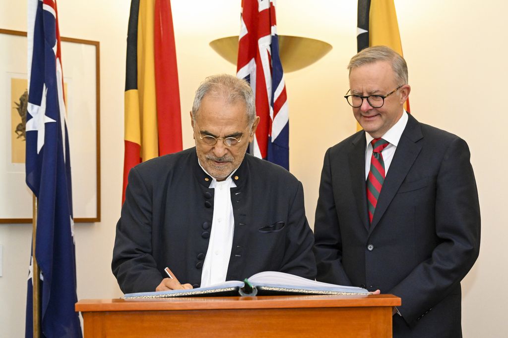 Presiden Timor Leste Jose Ramos-Horta (kiri) mengisi buku tamu disaksikan Perdana Menteri Australia Anthony Albanese menjelang pertemuan bilateral di Gedung Parlemen Australia di Canberra, Australia, Rabu (7/9/2022). (Lukas Coch/AAP Image via AP)