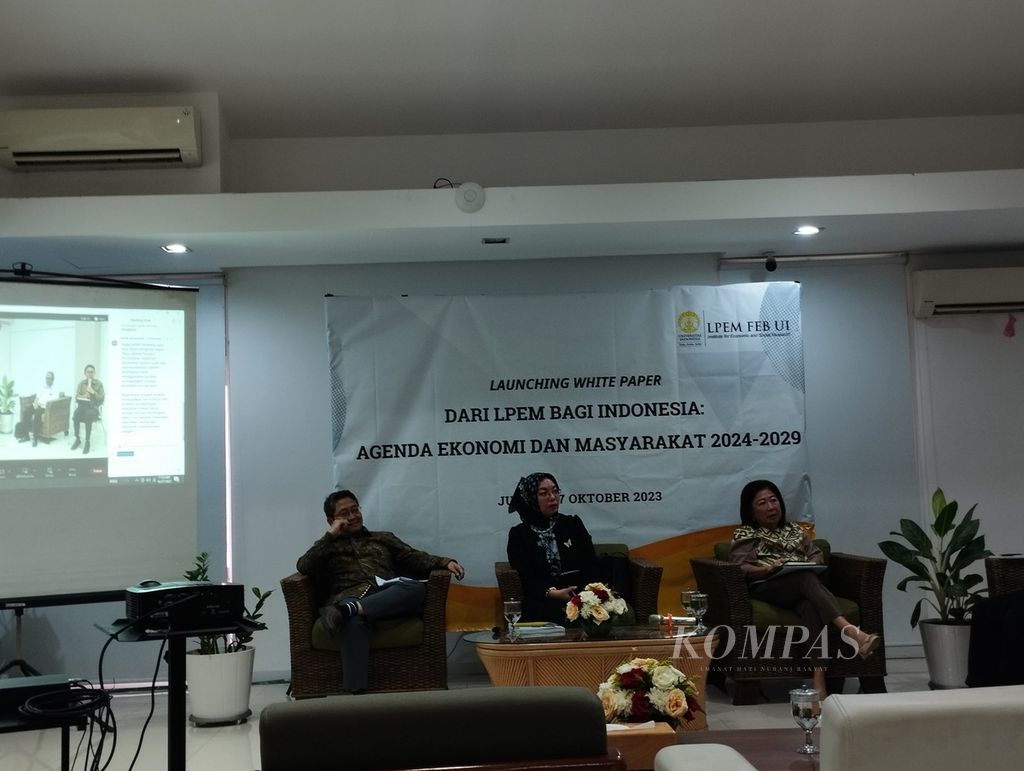 Kepala LPEM FEB UI Chaikal Nuryakin, Guru Besar FEB UI Telisa Aulia Falianty, dan mantan Direktur Pelaksana Bank Dunia Mari Elka Pangestu (dari kiri ke kanan), Jumat (27/10/2023), di Jakarta