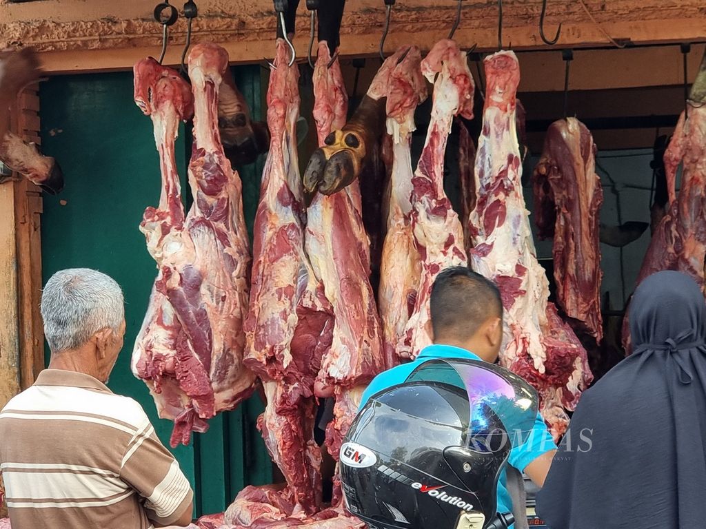 Pedagang menjajakan daging untuk merayakan <i>meugang</i> di Kota Banda Aceh, Aceh, Senin (20/3/2023). Selain menjadi tradisi, <i>meugang</i> juga membangkit gairah ekonomi lokal.