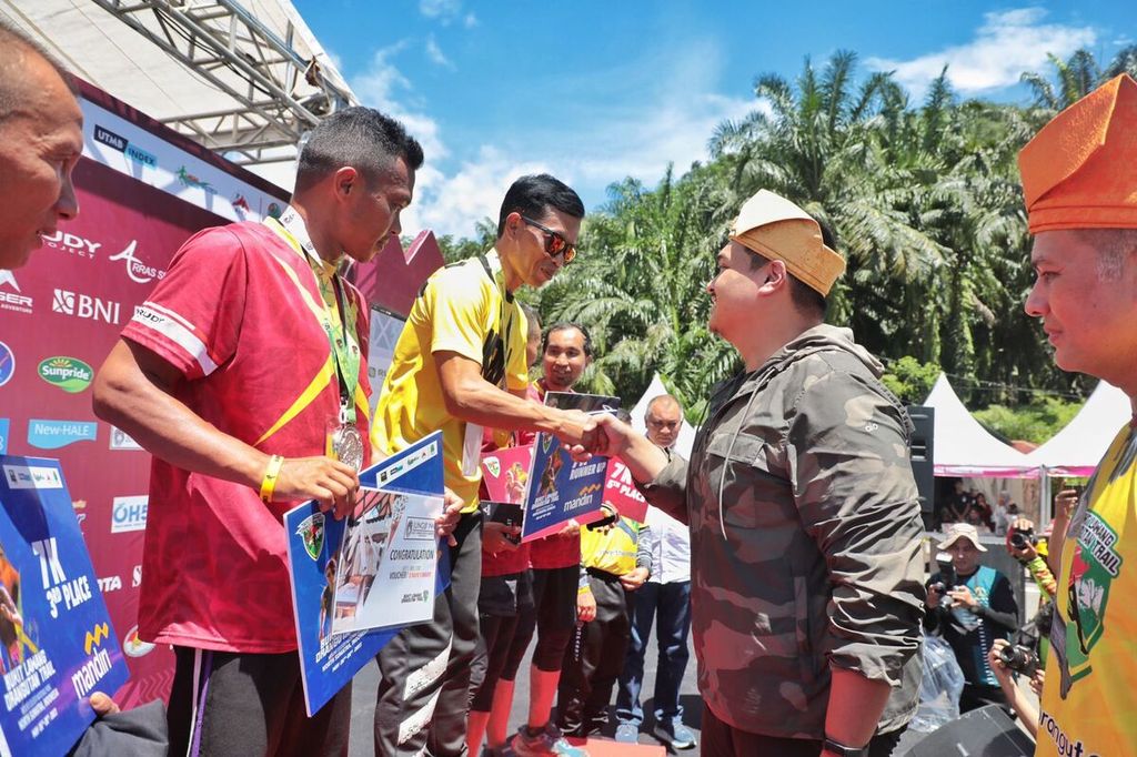 Menteri Pemuda dan Olahraga Dito Ariotedjo (kedua dari kanan) dan Wakil Gubernur Sumut Musa Rajekshah (kanan) menyerahkan hadiah kepada pemenang Bukit Lawang Orangutan Trail 2023 di Kabupaten Langkat, Sumatera Utara, Sabtu (27/5/2023).