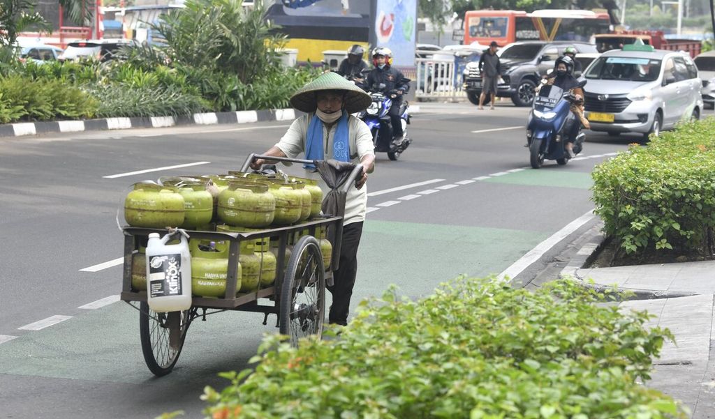 Penjual eceran mendorong gerobak bermuatan elpiji 3 kilogram di kawasan Setiabudi, Jakarta Selatan, Kamis (29/9/2022). Daya beli masyarakat yang melemah akibat lonjakan harga pangan dan energi secara global serta biaya hidup yang tinggi dikhawatirkan akan memperburuk prospek ketenagkerjaan dan upaya pengentasan rakyat dari kemiskinan.