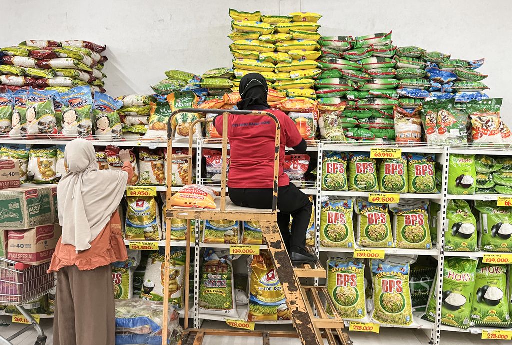 Tampak berbagai jenis beras kemasan di pasar ritel modern di Karang Tengah, Kota Tangerang, Banten, Rabu (26/7/2023). Konsumsi masyarakat masih menjadi roda penggerak pertumbuhan ekonomi Indonesia.
