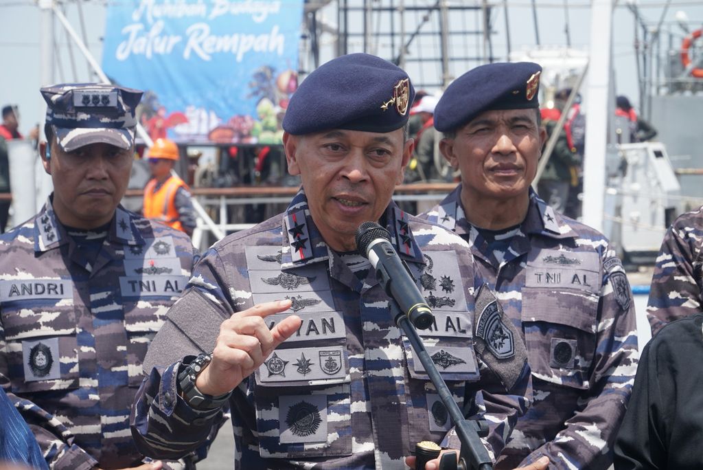 Panglima Komando Armada II Laksamana Muda Yayan Sofiyan memberikan keterangan pers di Dermaga Madura, Pangkalan Komando Armada II, Surabaya, Jawa Timur, Jumat (24/11/2023).