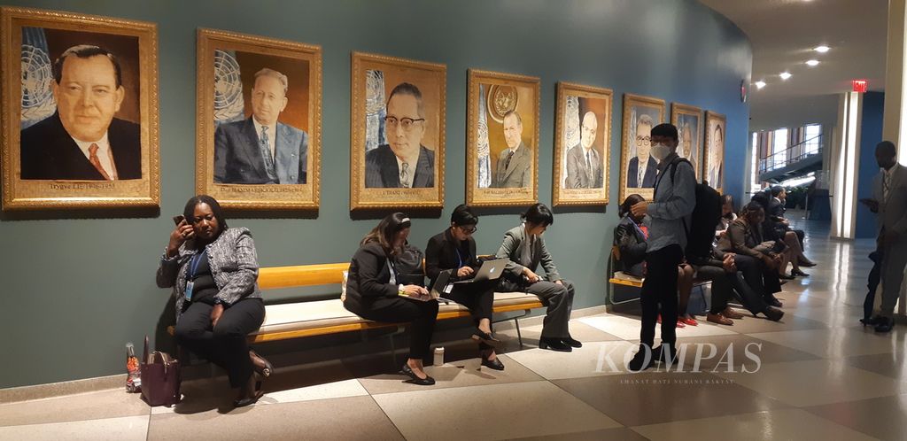 Para anggota delegasi dari sejumlah negara menunggu jadwal pertemuan bilateral di salah satu koridor di Markas Besar PBB, New York, Amerika Serikat, Senin (18/9/2023).