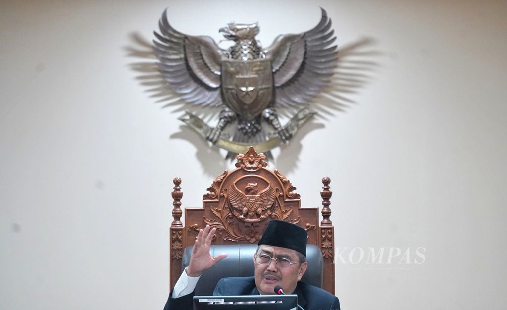 Anggota Majelis Kehormatan Mahkamah Konstitusi (MKMK) Jimly Asshiddiqie saat memimpin Sidang Etik Majelis Kehormatan Mahkamah Konstitusi (MKMK) di Ruang Sidang MKMK, Gedung 2 Mahkamah Konstitusi, Jakarta, Selasa (31/10/2023). 
