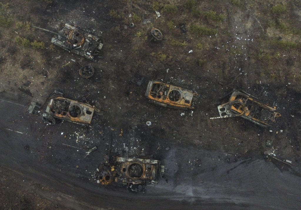 Foto dari atas yang diambil pada Jumat (1/4/2022) memperlihatkan kerusakan tank dan sejumlah kendaraan tempur milik Rusia di pinggiran ibu kota Ukraina, Kiev. 