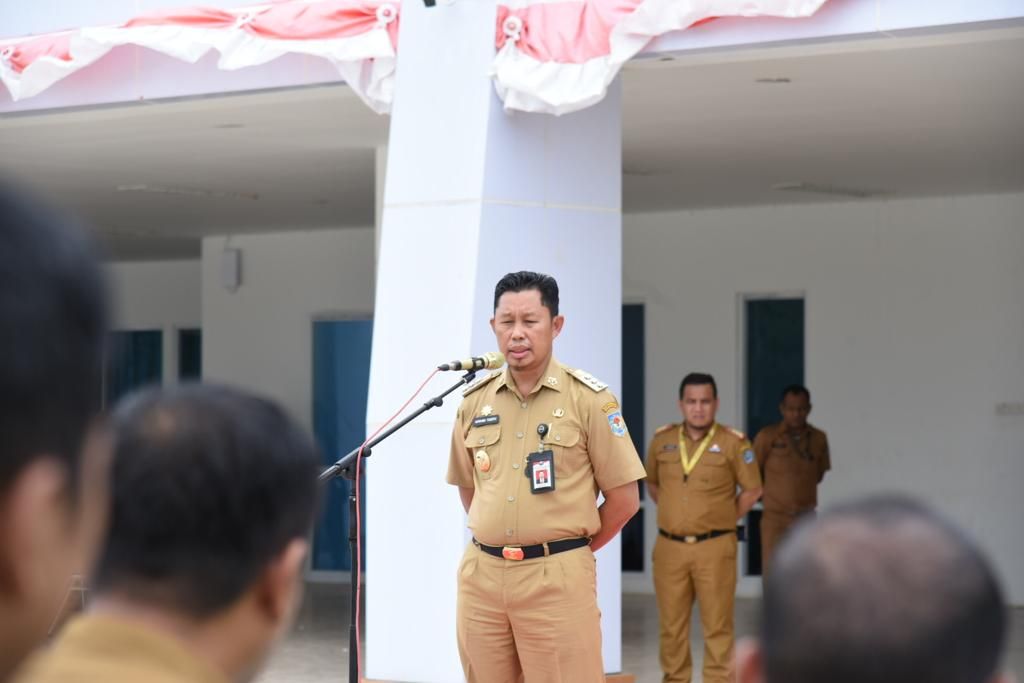 Penjabat Wali Kota Kendari Asmawa Tosepu meninjau di Kendari, Sulawesi Tenggara.
