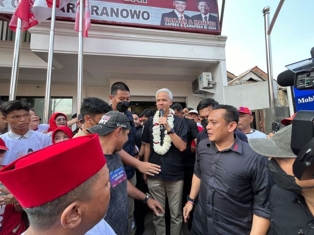 Di hari ke-19 masa kampanye, calon presiden (capres) nomor urut 3, Ganjar Pranowo, meresmikan Rumah Perjuangan Laskar Ganjar Pranowo di Kayuringin, Kota Bekasi, Jawa Barat, Sabtu (16/12/2023). 