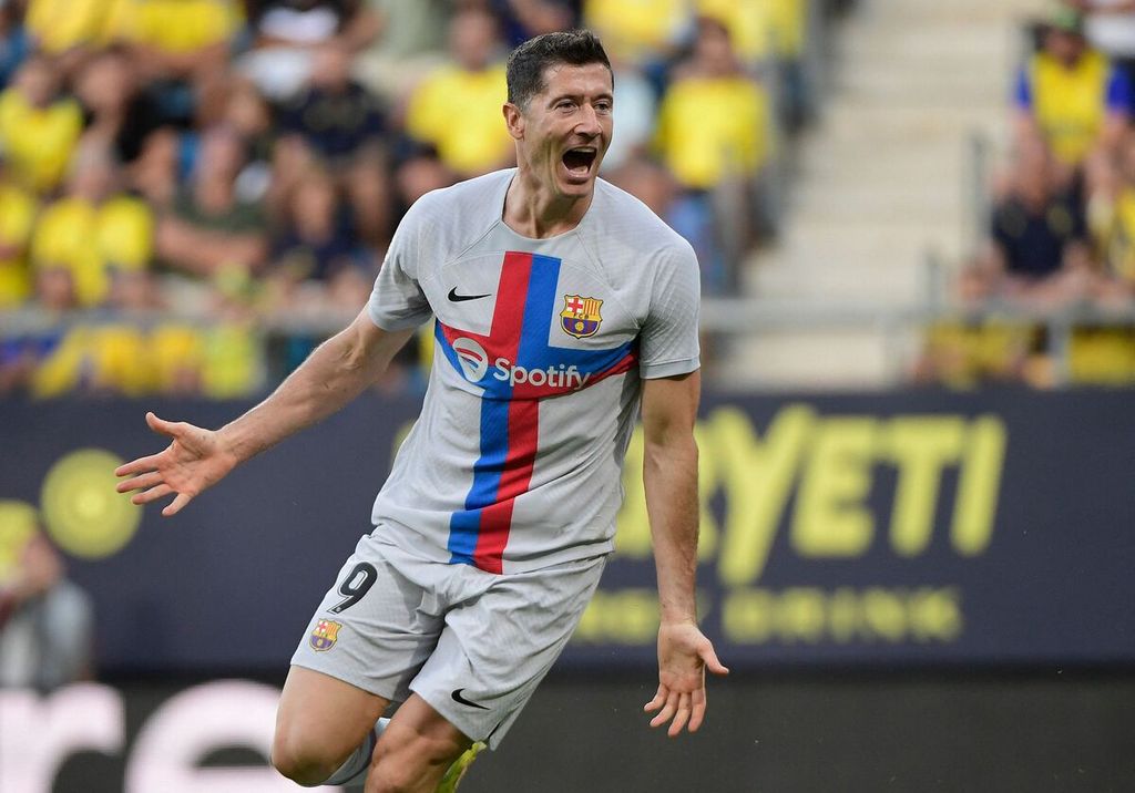 Pemain Barcelona Robert Lewandowski merayakan golnya ke gawang Cadiz pada laga Liga Spanyol di Stadion Nuevo Mirandilla, Cadiz, Minggu (11/9/2022) dini hari WIB. Barcelona menang dengan skor 4-0. 