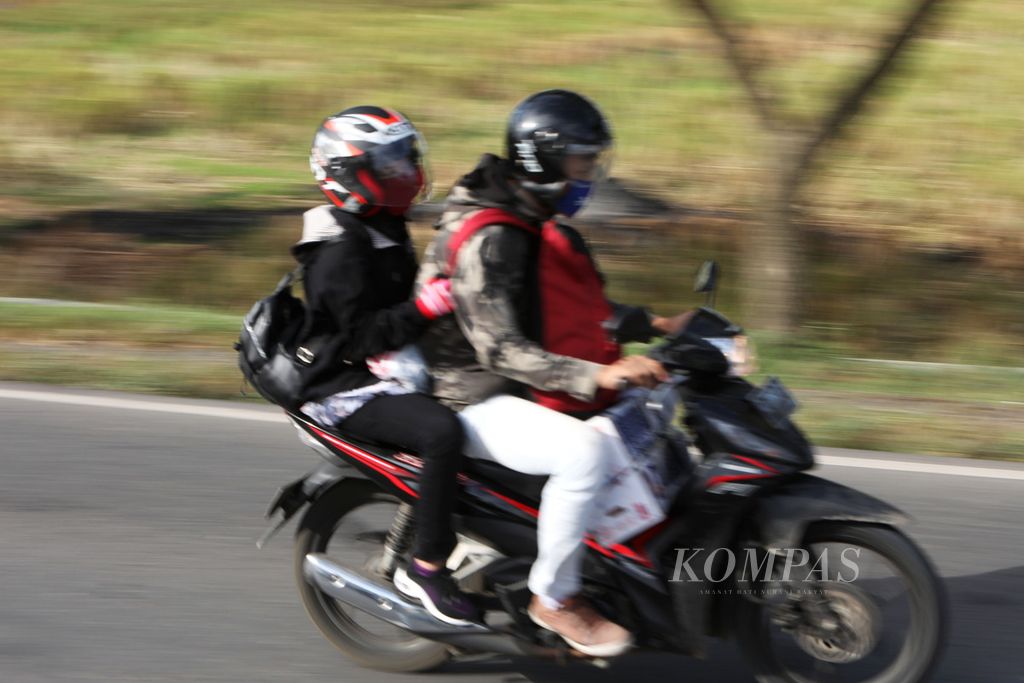 Motorcycle travelers are speeding along the Indramayu-Cirebon north coast route in Susukan District, Cirebon Regency, West Java, Thursday (21/5/2020).