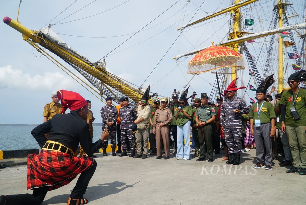 Ritual angngaru menyambut kedatangan rombongan Muhibah Budaya Jalur Rempah 2023 di dermaga Pelabuhan Rauf Rahman Benteng, Kepulauan Selayar, Sulawesi Selatan, Selasa (28/11/2023). 