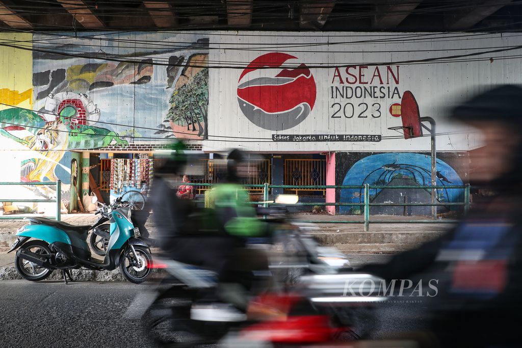 Lalu-lalang kendaraan di sekitar mural logo ASEAN Indonesia 2023, di kawasan Tomang, Jakarta Barat, Kamis (10/8/2023). Berbagai ornamen bernuansa ASEAN menghiasi sudut-sudut kota Jakarta untuk menyambut Konferensi Tingkat Tinggi (KTT) ASEAN Ke-43 yang akan digelar di Jakarta pada 5-7 September 2023.