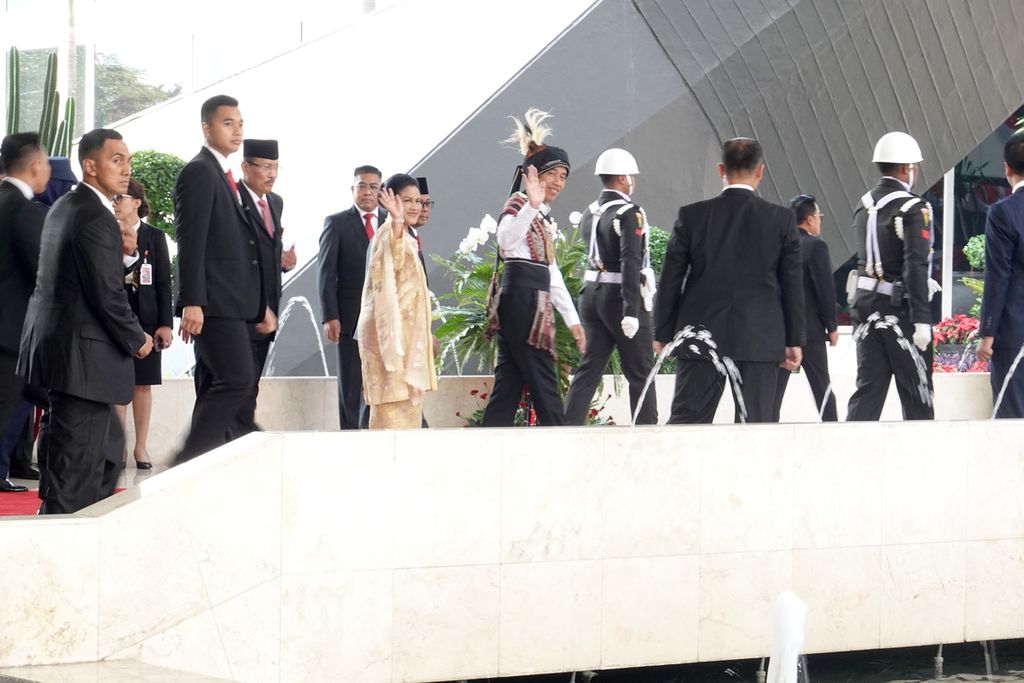 Presiden Joko Widodo menghadiri Sidang Tahunan MPR dan Sidang Bersama DPR dan DPD Tahun 2023 di Ruang Rapat Paripurna, Gedung Nusantara MPR/DPR/DPD pada Rabu (16/8/2023) pagi. Presiden hadir dengan mengenakan baju adat dari daerah Tanimbar, Maluku. Dalam sidang ini, Presiden  menyampaikan Pidato Kenegaraan dalam rangka Peringatan Hari Ulang Tahun Ke-78 Kemerdekaan Republik Indonesia.