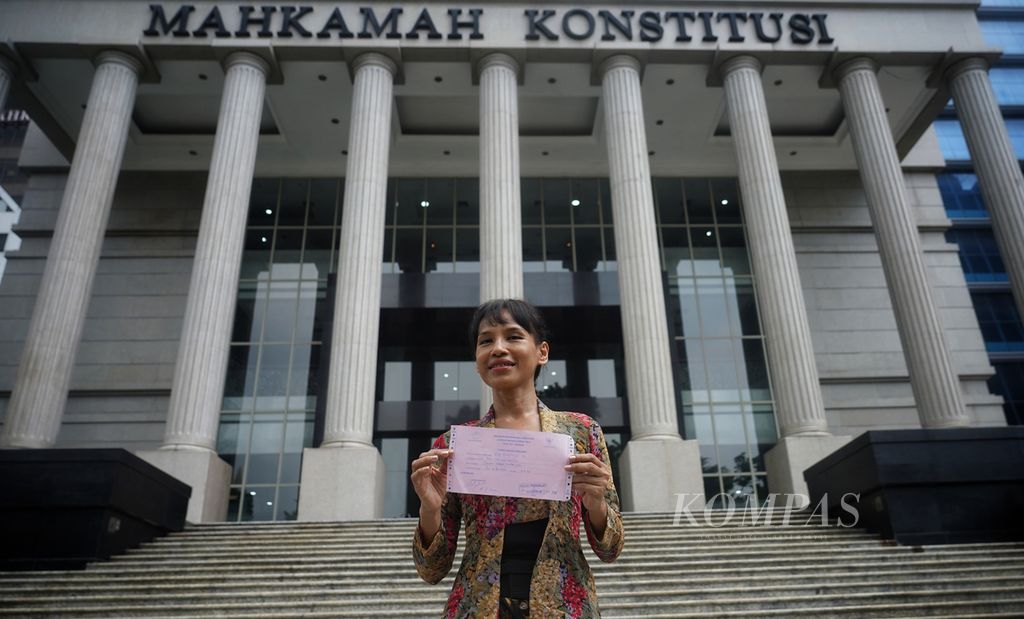 Ayu Utami menunjukkan bukti penyerahan surat <i>amicus curiae</i> (sahabat pengadilan) para seniman dan budayawan di Mahkamah Konstitusi, Jakarta, Senin (1/4/2024). Surat pengajuan <i>amicus curiae</i> kepada MK ini mewakili 159 seniman dan budayawan di Indonesia atas berjalannya persidangan perselisihan hasil pemilihan umum. 