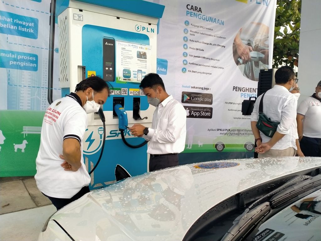 Sebuah mobil listrik mengisi baterai di Stasiun Pengisian Kendaraan Listrik Umum (SPKLU) di Bandar Lampung, Senin (17/1/2022). Mobil listrik tersebut merupakan rombongan tur kendaraan listrik dari Jakarta menuju Jambi yang digelar Kementerian Perhubungan.