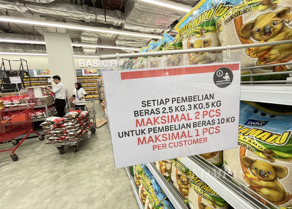 Pemberitahuan perihal pembatasan jumlah pembelian beras premium di salah satu supermarket ritel di kawasan Kebayoran Lama, Jakarta Selatan, Minggu (11/2/2024). Pembatasan tersebut diduga karena adanya kekurangan stok beras pada periode Januari-Februari 2024.