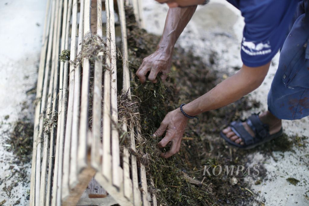 Sampah anorganik dikeringkan di segitiga bambu di Tempat Pengolahan Sampah Reduce, Reuse, Recycle (TPS3R) di Kompleks Bina Lindung, Kelurahan Jaticempaka, Kecamatan Pondok Gede, Kota Bekasi, Jawa Barat, Jumat (26/11/2021). TPS3R merupakan pola pendekatan pengelolaan sampah pada skala komunal atau kawasan yang melibatkan pemberdayaan masyarakat yang didukung oleh pemerintah.