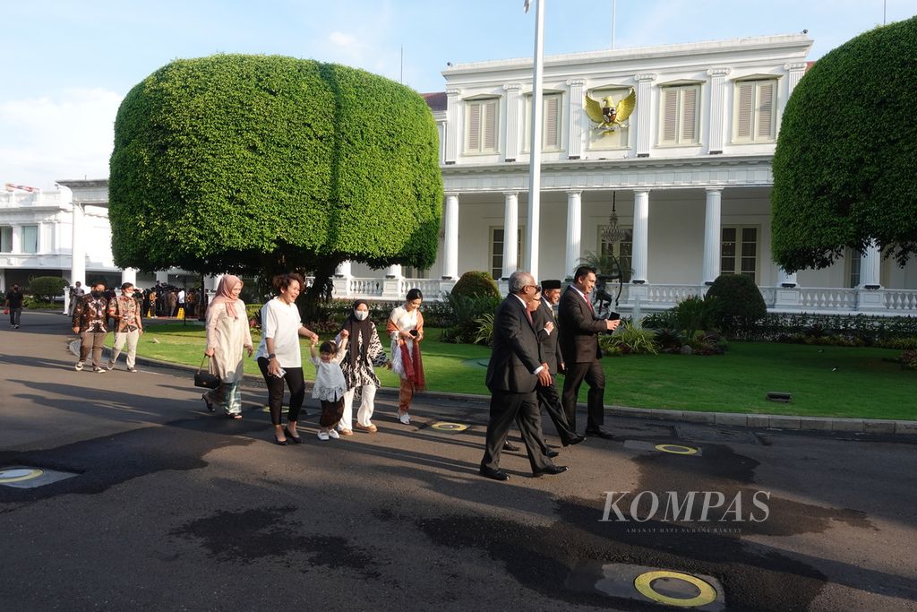 Menteri Pemuda dan Olahraga Dito Ariotedjo (paling depan) saat berjalan melintasi halaman di Kompleks Istana Kepresidenan Jakarta, Senin (3/4/2023). Sebelumnya, Presiden Joko Widodo melantik Dito sebagai Menpora di Istana Negara, Jakarta.