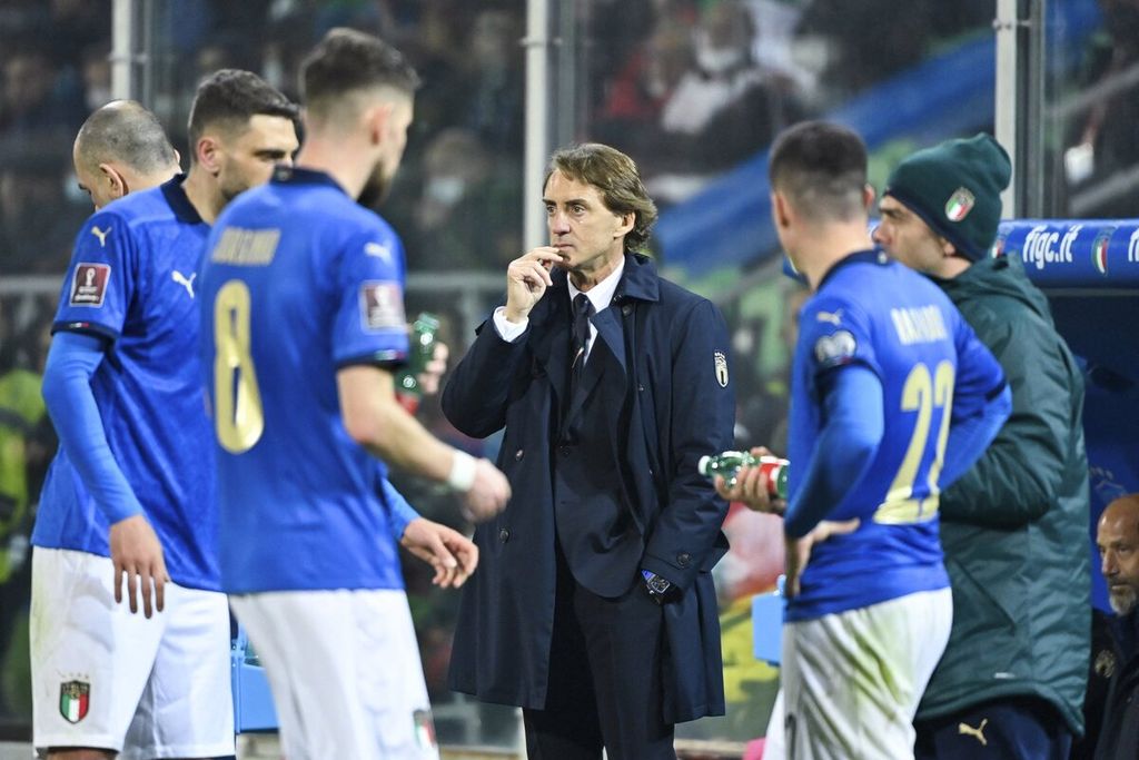 Pelatih Italia Roberto Mancini terpaku di pinggir lapangan setelah kekalahan Italia dari Makedonia Utara dalam pertandingan babak <i>play-off</i> kualifikasi Piala Dunia 2022 di Stadion Renzo-Barbera di Palermo, Italia (25/3/2022). Untuk kedua kalinya berturut-turut Italai gagal tampil di ajang Piala Dunia. Italia juga gagal lolos ke Piala Dunia 2018.