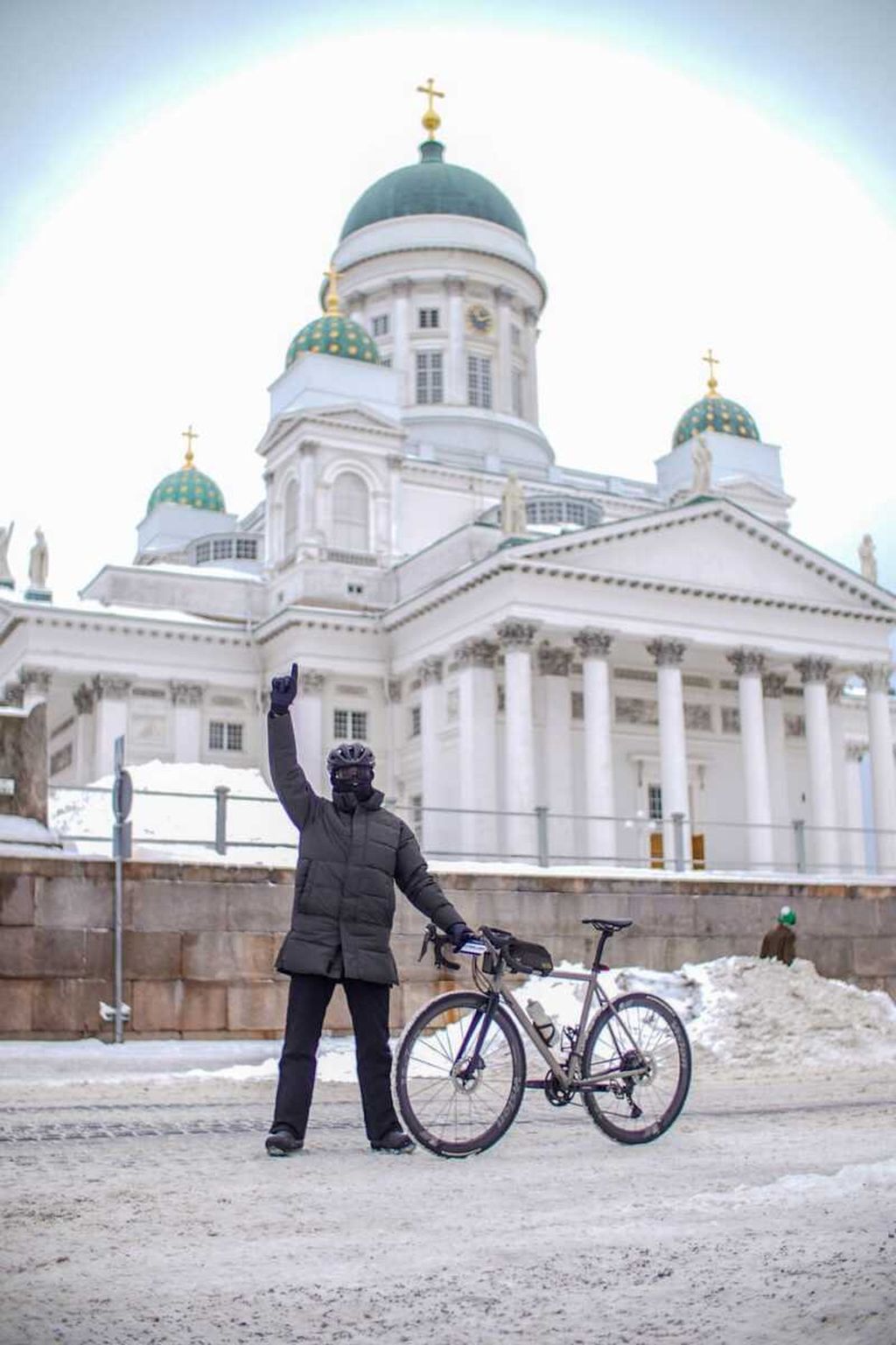 Royke Lumowa berada di depan Gereja Katedral, Helsinki, Finlandia.