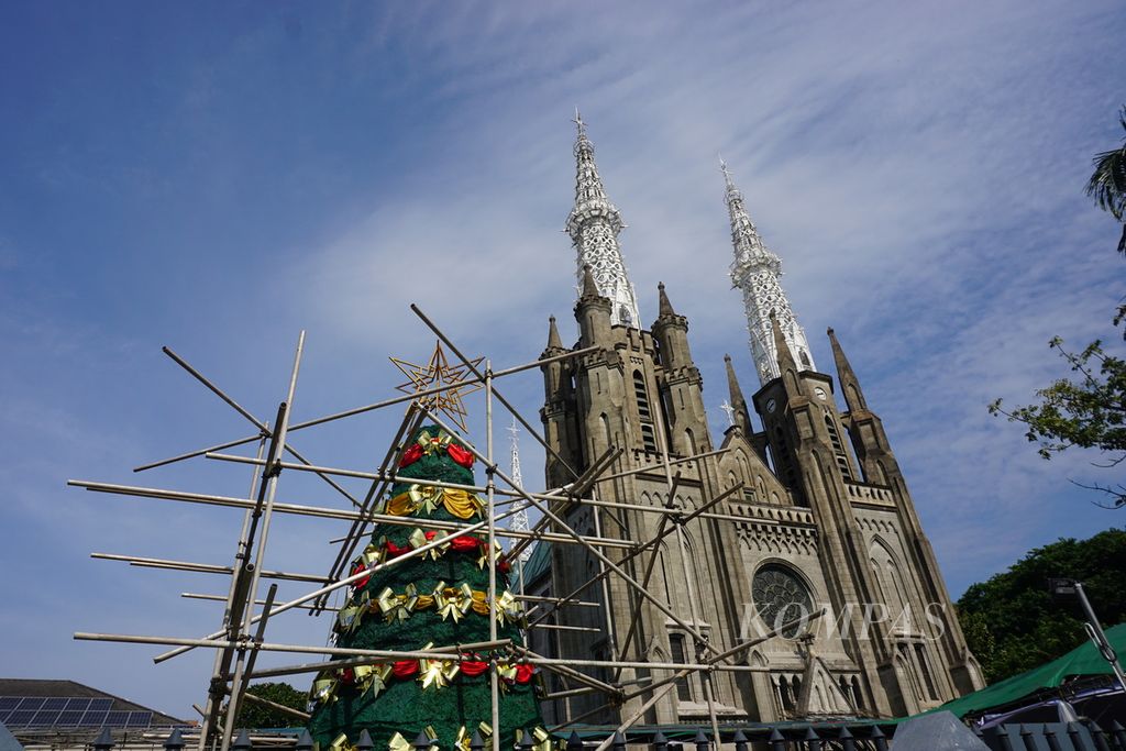 Pohon Natal berdiri di halaman Gereja Santa Maria Diangkat ke Surga atau Gereja Katedral Jakarta, Kamis (21/12/2023).