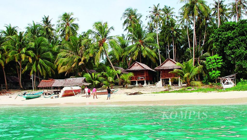 Salah satu sudut Pantai Pulau Asuh, Nias Barat, Sumatera Utara, akhir Mei 2012. 