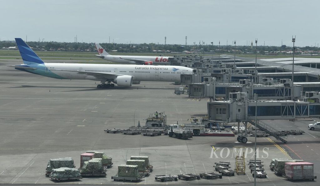Pesawat Boeing 777 milik maskapai Garuda Indonesia di Terminal 3 Bandara Internasional Soekarno-Hatta, Tangerang, Banten, Selasa (26/4/2022). 