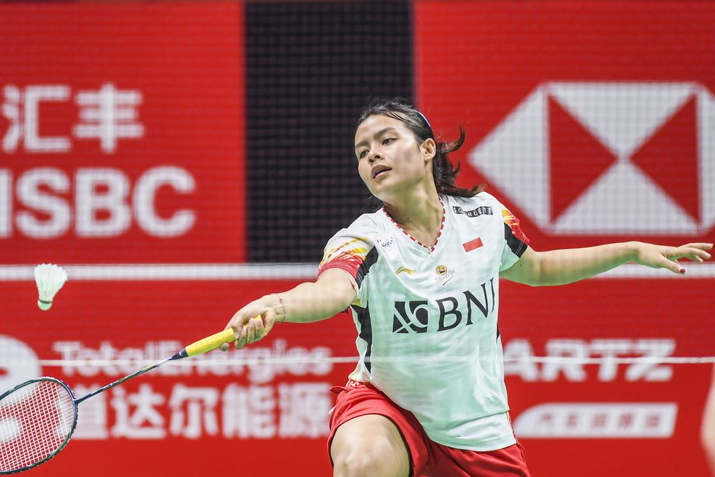 Indonesia's sole daughter, Komang Ayu Cahya Dewi, returned the shuttlecock towards Japan's sole daughter, Tomoka Miyazaki, in the Group C qualifier match of the 2024 Uber Cup at Chengdu Hi Tech Zone Sports Center Gymnasium, Chengdu, China, on Wednesday (1/5/2024). Komang Ayu won the match 21-12, 14-21, 21-13.