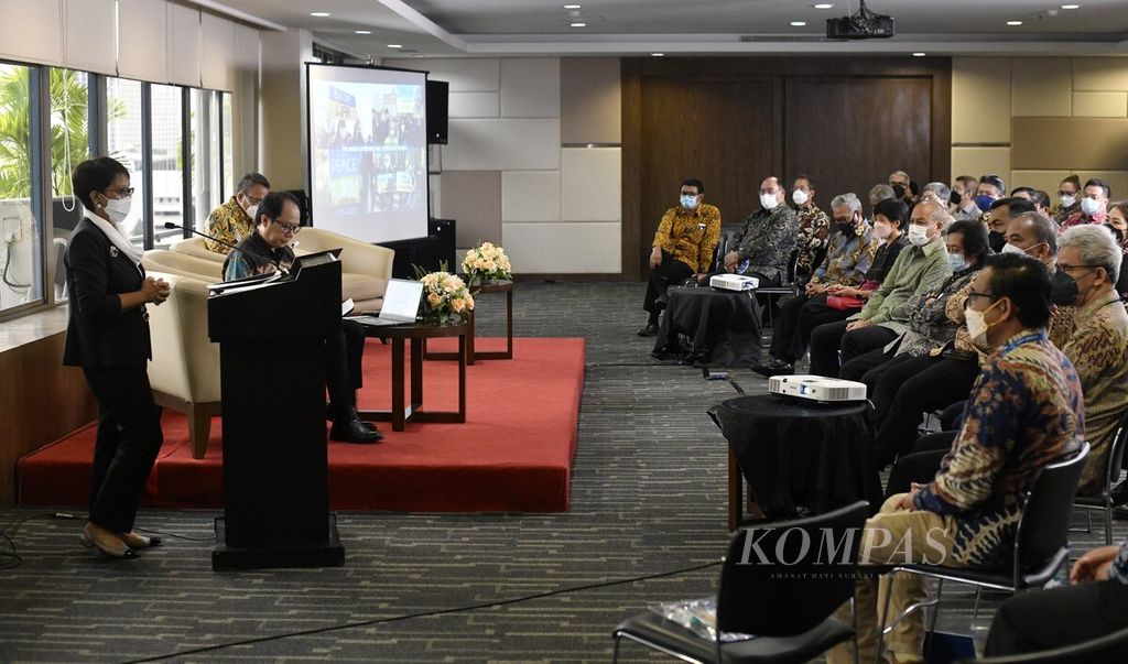 Menteri Luar Negeri Retno LP Marsudi menyampaikan paparan mengenai kondisi terkiri perang Rusia-Ukraina dalam diskusi Kompas Collaboration Forum (KCF) yang mengusung tema ”Dampak Perang Rusia terhadap Indonesia” di Jakarta, Kamis (7/4/2022). 