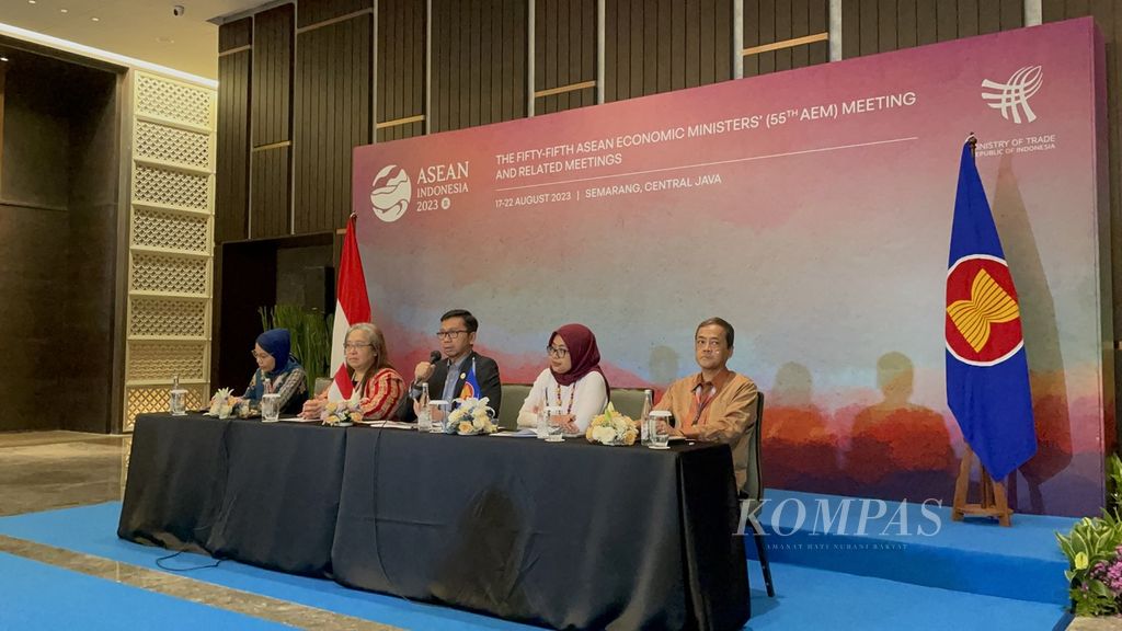 Direktur Jenderal Perundingan Perdagangan Internasional Kementerian Perdagangan Djatmiko Bris Witjaksono (tengah) dalam konferensi pers setelah rangkaian hari pertama pertemuan AEM ke-55 usai di Semarang, Jawa Tengah, Kamis (17/8/2023).