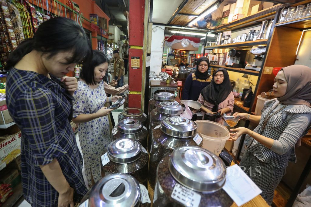 Warga memilih kopi yang akan dibeli di salah satu kios di Pasar Santa, Jakarta Selatan, Rabu (20/9/2023). 