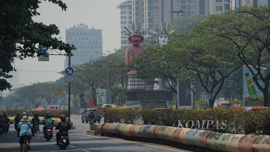 Pengendara melewati Monumen Ondel-ondel di Kemayoran, Jakarta Pusat, Rabu (6/9/2023). 