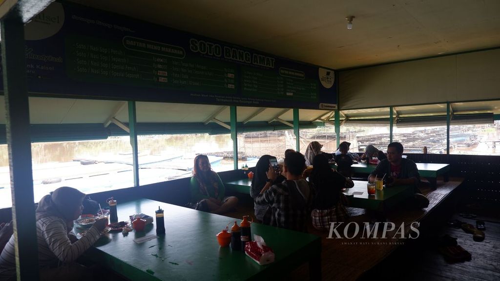 Pengunjung menikmati soto banjar dan beberapa menu lain di Rumah Makan "Soto Bang Amat" di Jalan Banua Anyar Nomor 6 Banjarmasin Timur, Kota Banjarmasin, Kalimantan Selatan, Kamis (21/12/2023). 