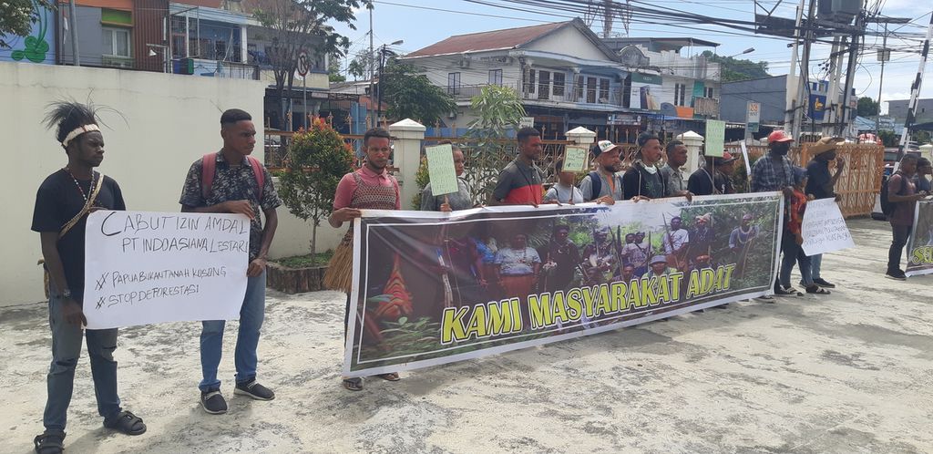 Para mahasiswa mendukung masyarakat adat suku Awyu dari Kabupaten Boven Digoel menggugat Dinas Penanaman Modal dan Pelayanan Terbuka Satu Pintu Papua ke PTUN Jayapura, Papua, Senin (13/3/2023).