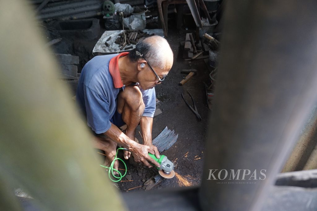Rohmat membuat pisau di Desa Pasir Wetan, Karanglewas, Banyumas, Jawa Tengah, Selasa (15/2/2022).