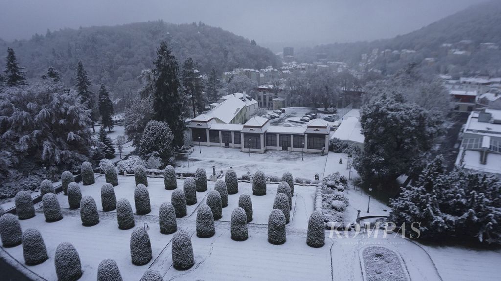 Suasana Karlovy Vary, Ceko, usai hujan salju, dilihat dari Hotel Imperial. Karlovy Vary berjarak dua jam perjalanan bermobil dari Praha. Daerah tujuan wisata ini sering dijadikan tempat untuk tetirah karena pemandangan dan udaranya yang bersih. Di sana terdapat sumber air panas bermineral yang bermanfaat untuk kesehatan.