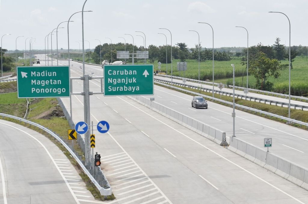 Pengendara melintas di jalan tol ruas Kertosono-Ngawi di Kabupaten Madiun, Jawa Timur, Senin (26/3/2020). 