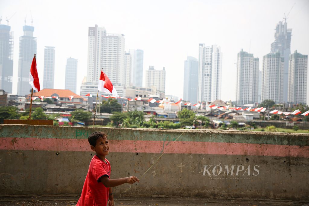 Anak-anak bermain layang di kawasan Petamburan, Tanah Abang, Jakarta Pusat, Senin (10/8/2020). Anak-anak termasuk kelompok yang rentan tertular Covid-19. Dibutuhkan peran aktif orangtua untuk mengedukasi sekaligus mengawasi anak-anak mereka ketika bermain di luar rumah dengan tetap menerapkan protokol kesehatan.