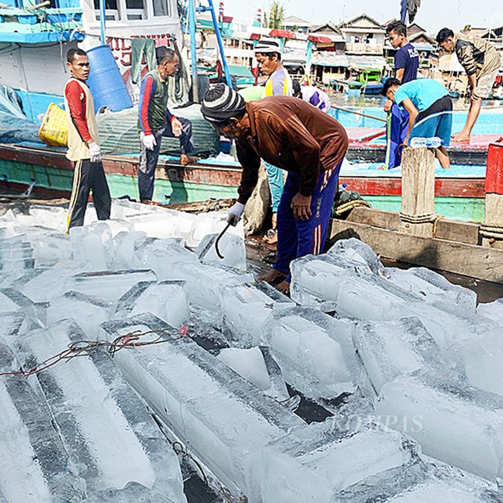 Anak buah kapal menaikkan bongkahan es ke atas kapal di Pelabuhan Kali Baru, Cilincing, Jakarta Utara, Jumat (10/11/2017). Air untuk memproduksi bongkahan es yang digunakan untuk mengawetkan ikan hasil tangkapan nelayan di laut tersebut harus memenuhi syarat kesehatan. 