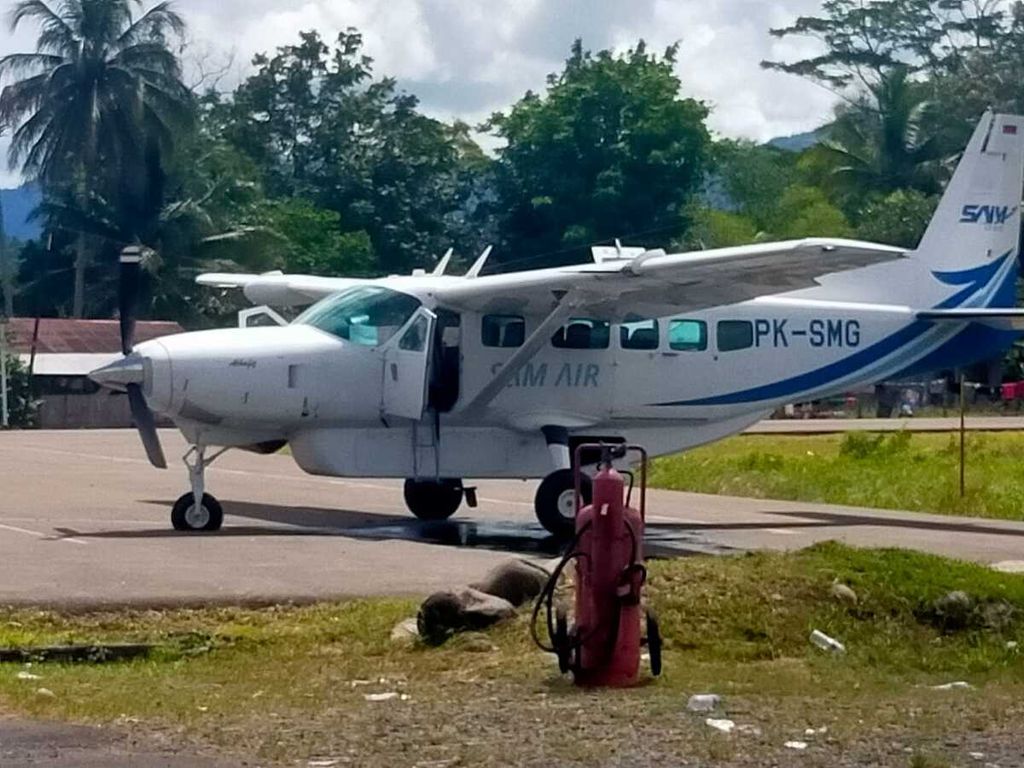 Pesawat milik Maskapai Sam Air yang ditembaki kelompok kriminal bersenjata Egianus Kogoya saat mendarat di Bandara Kenyam, Kabupaten Nduga, Papua, Selasa (7/6/2022).