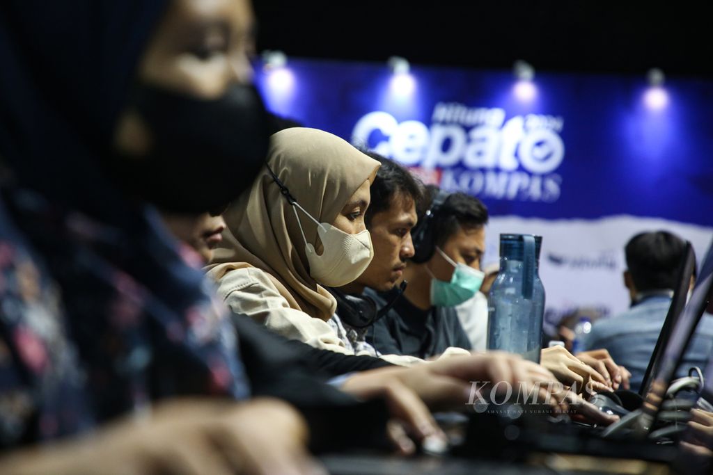 Tim Pusat Data melakukan simulasi hitung cepat (<i>quick count</i>) Litbang <i>Kompas</i> pada Pemilihan Presiden dan Legislatif 2024 di Menara Kompas, Jakarta, Senin (12/2/2024). 