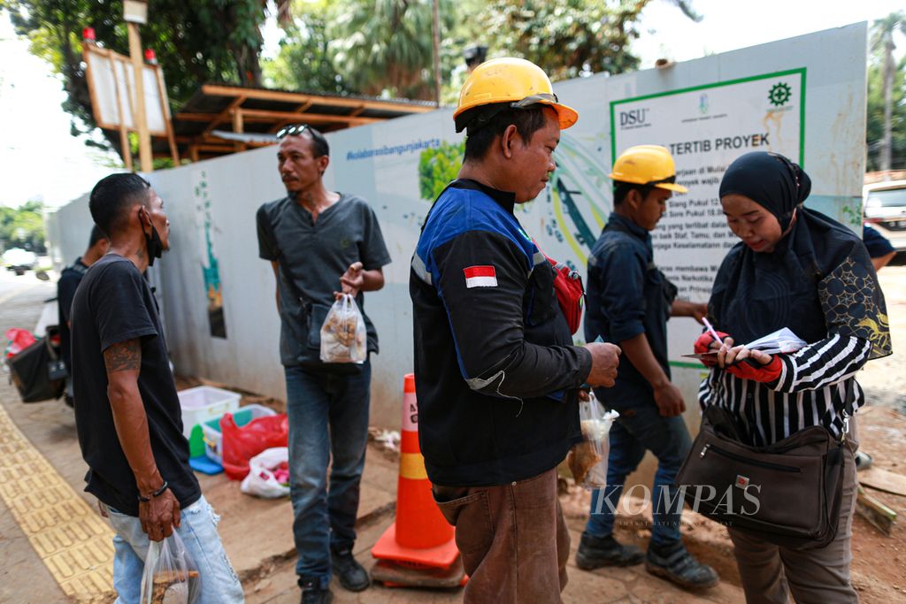 Pekerja mengantre untuk dicatat belanjaan makanannya di dekat proyek pembangunan di kawasan Blok M, Jakarta Selatan, Kamis (12/5/2022). 