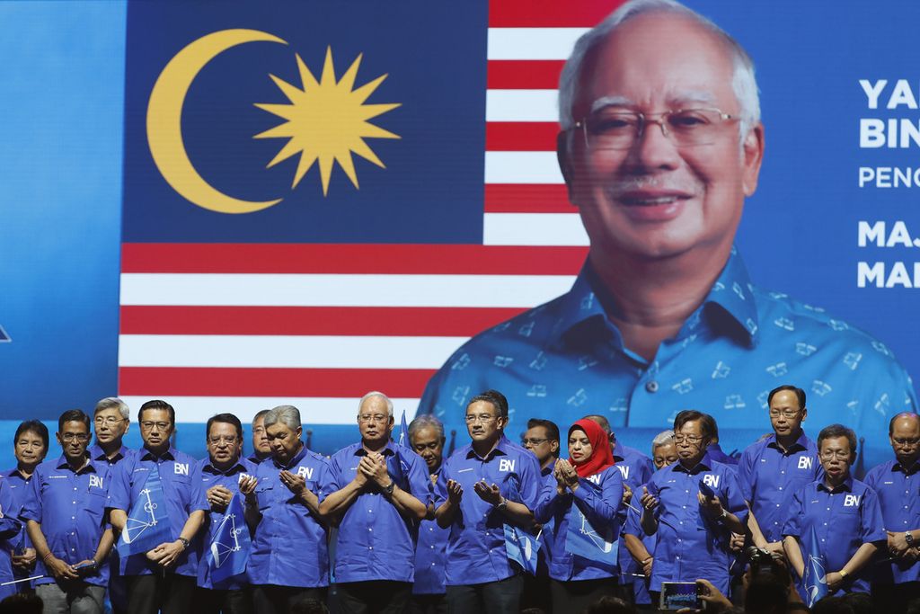 Dalam foto bertanggal 7 April 2018 ini, Perdana Menteri Malaysia saat itu dan Ketua Koalisi Barisan Nasional Najib Razak (kedelapan dari kiri) berdoa dalam peluncuran acara menjelang pemilu di Kuala Lumpur, Malaysia. 
