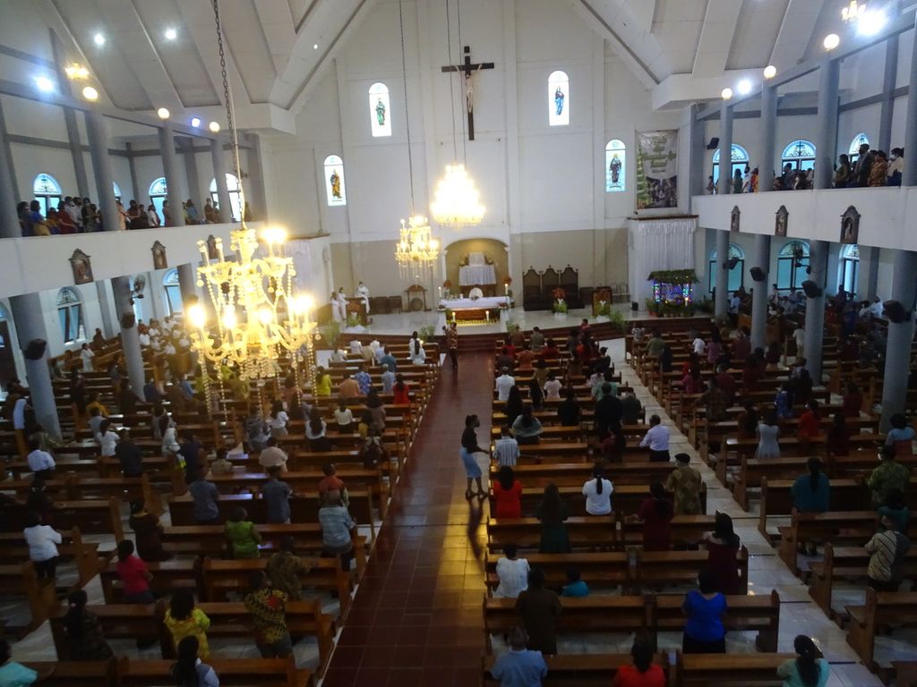 Umat Katolik di Paroki St Familia Sikumana, Kupang, merayakan misa Kamis Putih pada Kamis (1/4/2021). Mereka tetap menerapkan protokol kesehatan secara ketat.