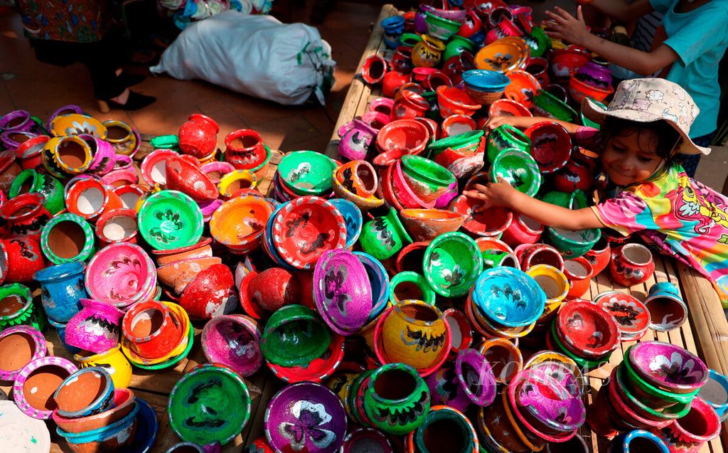 Mainan gerabah yang puluhan tahun lalu sering dimainkan anak perempuan untuk masak-masakan dipamerkan kembali saat Hari Anak Nasional 2023 di Lapangan Pancasila, Kawasan Simpang Lima, Kota Semarang, Jawa Tengah, Minggu (23/7/2023). 