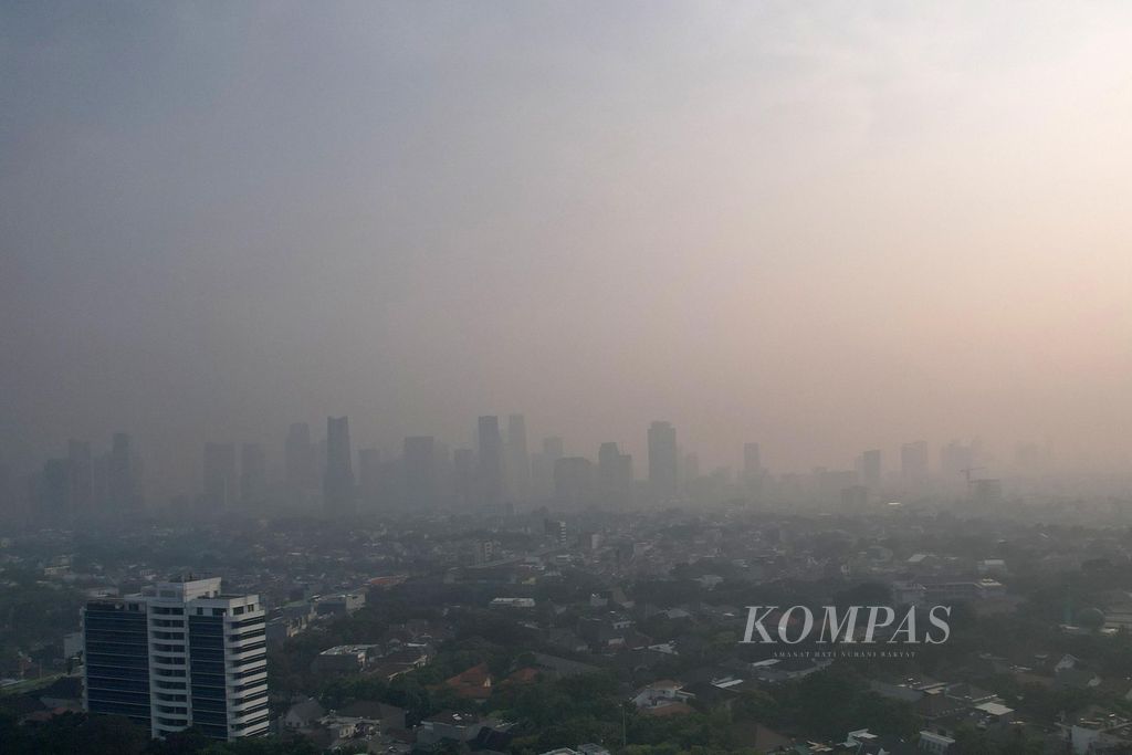 Kondisi langit Jakarta yang diselimuti kabut polusi, Jumat (24/11/2023). Polusi udara mengandung radikal bebas yang membahayakan kesehatan manusia dan makhluk hidup lain. 