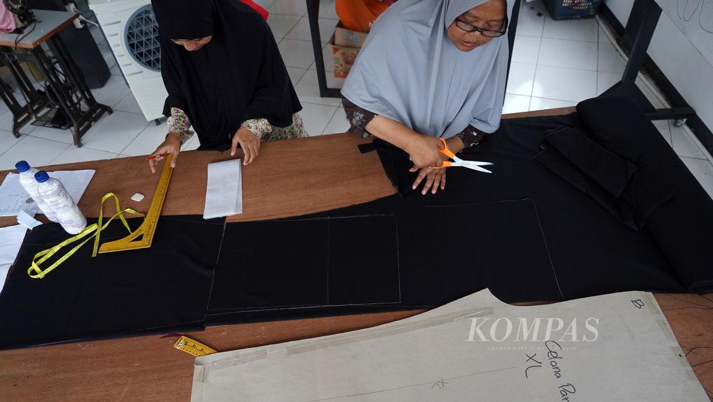 Proses pembuatan pola pakaian di tempat produksi bersama  ibu-ibu di Kampung Perca, Gang Raden Alibasyah, Sindangsari, Kota Bogor, Jawa Barat, Kamis (17/3/2022). 